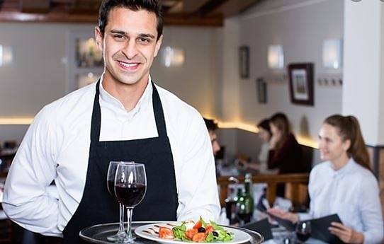 Шефът на ресторантьорите: Спадът на клиенти заради коронавируса е 50%, пускаме сервитьорите в отпуска