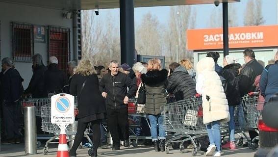 Опашки пред магазини от рано сутринта в София (СНИМКИ)