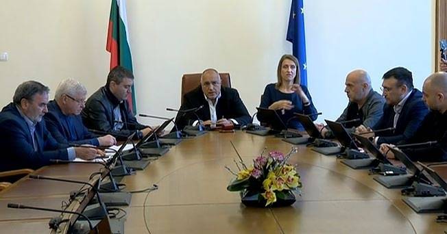 Вижте взетите допълнителни мерки. Ще затварят магазини ако има струпване на хора на касите