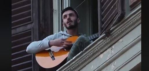 Организират пеене по балконите и в България от днес в 19 ч.