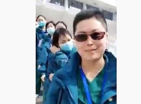 Последната временна болница в Ухан затвори. Медицински работници свалиха маските си (ВИДЕО)