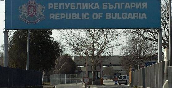 Външно: Призоваваме българите да не пътуват извън или към България