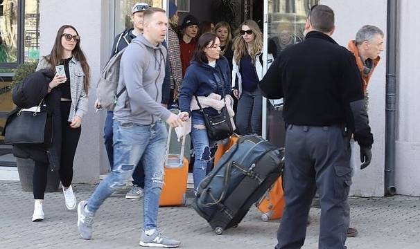 Изведоха британските туристите от хотела на „Лъвов мост“ в София