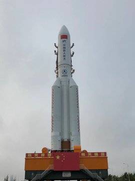 Китайската ракета Лонг Марч 5 бе изведена на стартовата площадка преди полета на новия космически кораб
