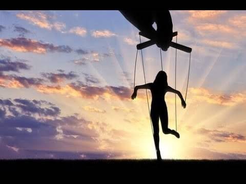 Манипулация на общественото мнение