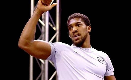 Антъни Джошуа се самоизолира след среща с принц Чарлз