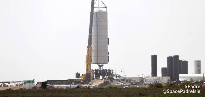 Космическият кораб Старшип SN3 беше изкаран на стартовата площадка за тестове и евентуален полет