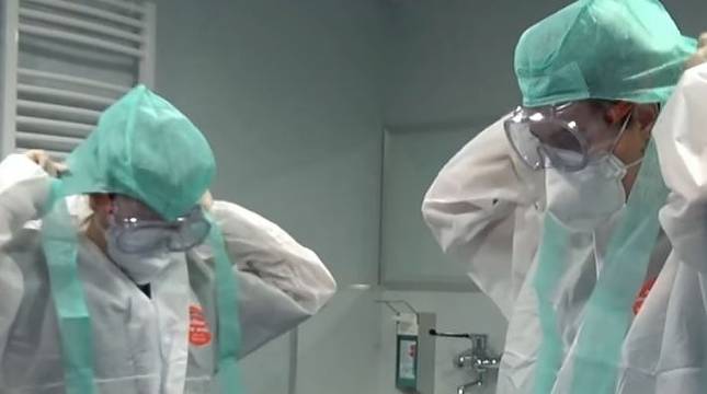 Специалисти от ВМА показаха как се слага и сваля безопасно защитното облекло (ВИДЕО)
