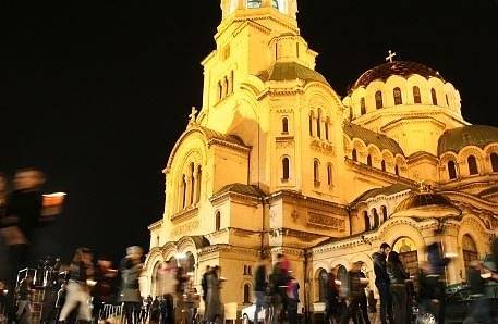 Великденските служби ще се проведат на открито пред храмовете