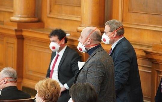 Половината проби на депутатите за COVID-19 са отрицателни, чакат се резултатите от ВМА