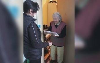 Разделени от пандемията: Момиченце изненада дядо си и прабаба си в Бургас