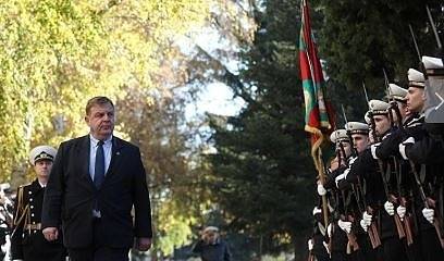 Каракачанов към Нинова: Всеки некадърен политик се познава по това, че първо посяга на армията