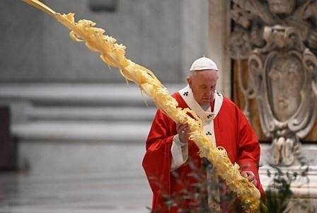 Папата отслужи празнична меса в празната базилика „Свети Петър“ (СНИМКИ)