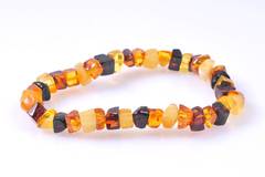 Дамска гривна от кехлибарени кубчета