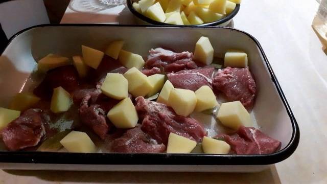 Свинско с картофи и дафинов лист – от Ани