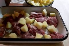 Свинско с картофи и дафинов лист – от Ани
