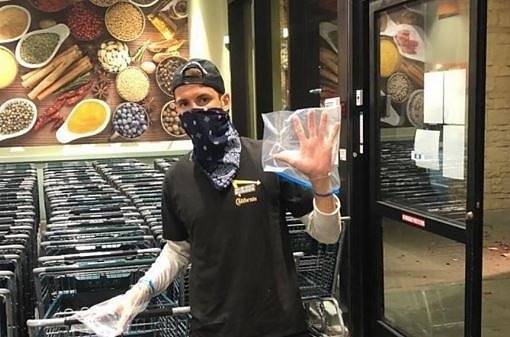 Гришо на пазар: Сложи пликове, вместо ръкавици (СНИМКА)