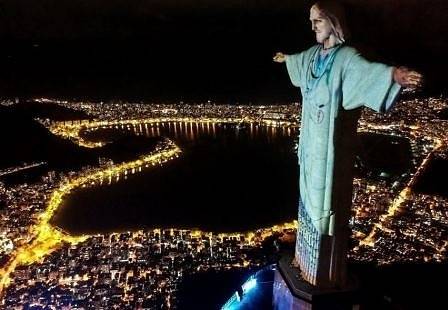 Статуята на Христос в Рио де Жанейро беше „облечена“ в лекарска престилка (ВИДЕО)