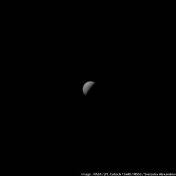 Американската мисия Джуно се сближи успешно с Юпитер, засне луните Европа и Йо