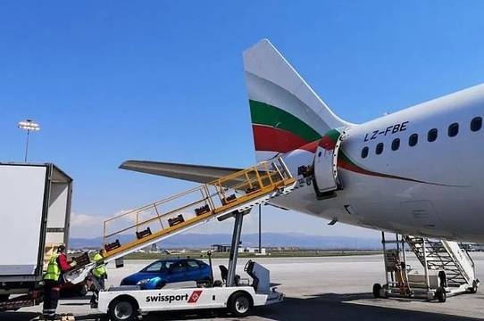 Фурми вместо маски. Пратката от медицински консумативи от ОАЕ е съдържала основно храна