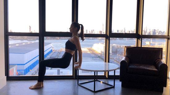 Как Ирина Шейк тренира в домашни условия