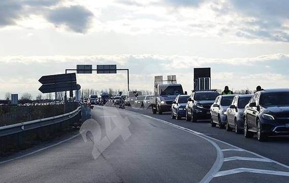 София се изнася, опашки от коли на АМ „Хемус“ (СНИМКИ)