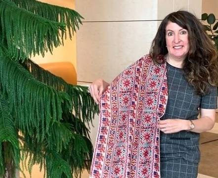 Херо Мустафа с шал от български шевици (СНИМКА)