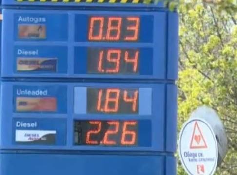Защо бензинът не поевтинява по-драстично?