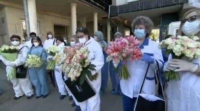 Лили Иванова зарадва лекари от Александровска болница по случай рождения си ден (СНИМКИ)