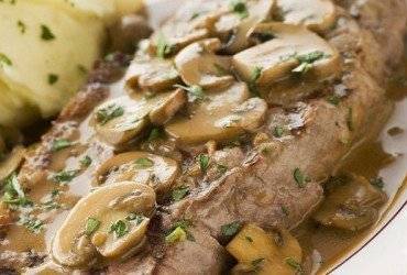 Задушени вратни пържоли с гъби