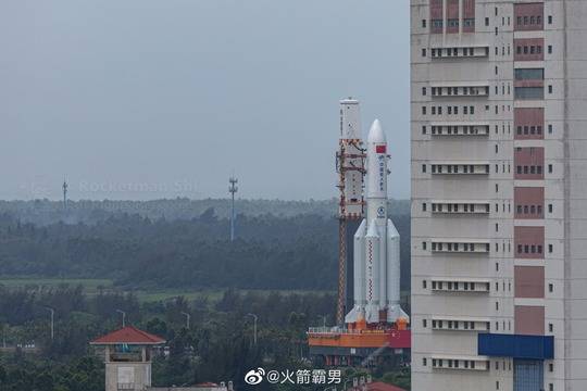 Тежката ракета Лонг Марч 5 е на стартовата площадка за изпитателен полет на новия пилотиран кораб в средна околоземна орбита!