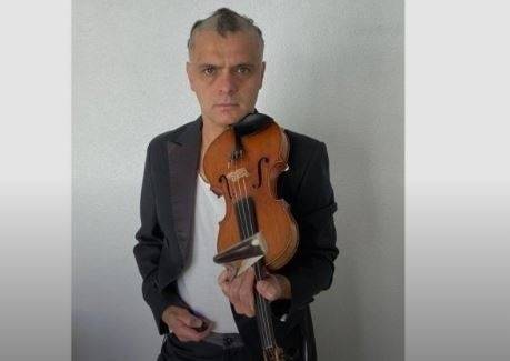 Васко Василев се раздели с косата си срещу 5000 лв за „Пирогов“