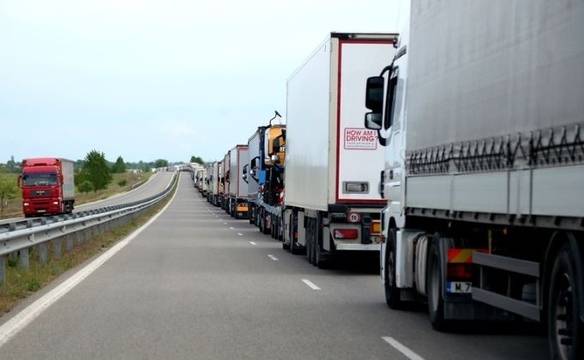 Километрична колона от ТИР-ове на Дунав мост 2 (СНИМКИ)