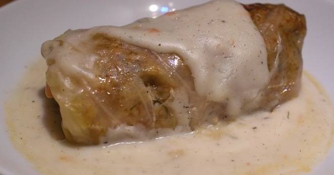 Зелеви сарми с млечен сос