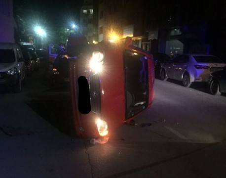 Безпаметно пияна шофьорка сътвори зрелищна каскада с колата си (СНИМКИ)