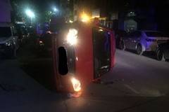 Безпаметно пияна шофьорка сътвори зрелищна каскада с колата си (СНИМКИ)