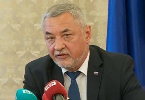 Медиците и полицаите ще получат туристически ваучери