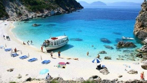 Гърция отваря плажовете. На 25 май разрешават свободно движение до всички острови