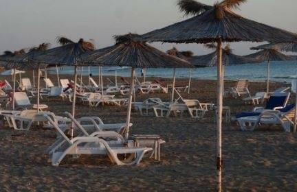 Ангелкова и Ананиев провалят летния сезон с карантина на чуждите туристи. ЕК призова да няма такива