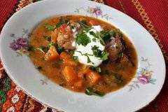 Вкусна яхния с кюфтета