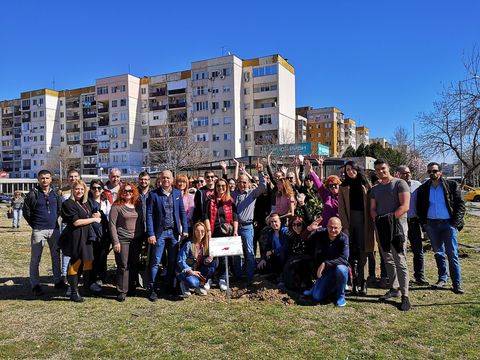 Горичка от червен дъб и магнолии подари АИТ Интернешънъл Транспорт на пловдивския район „Тракия“