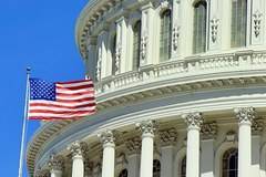 Вашингтон, САЩ: Вдигнаха две знамена на Капитолия в чест на Световния ден на Фалун Дафа