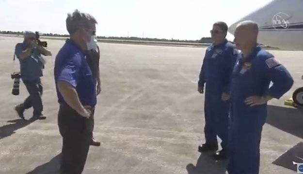 Исторически ден: За пръв път след 9 години астронавти пристигнаха на космическия център Кенеди за изстрелване в космоса!