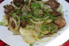 Пилешки дробчета с лук