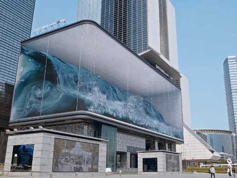 Най-голямата виртуална вълна в света радва пешеходците в Сеул (видео)