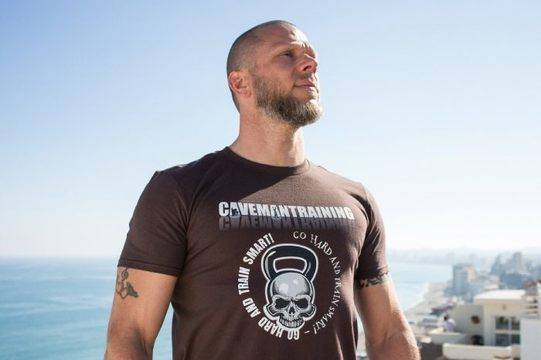 Онлайн шопинг гайд: Как да носите със самочувствие мъжки тениски