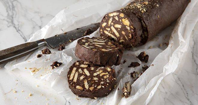 Шоколадов салам с карамелизирани лешници