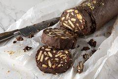 Шоколадов салам с карамелизирани лешници