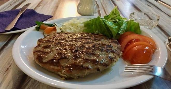 Сръбска плескавица на скара