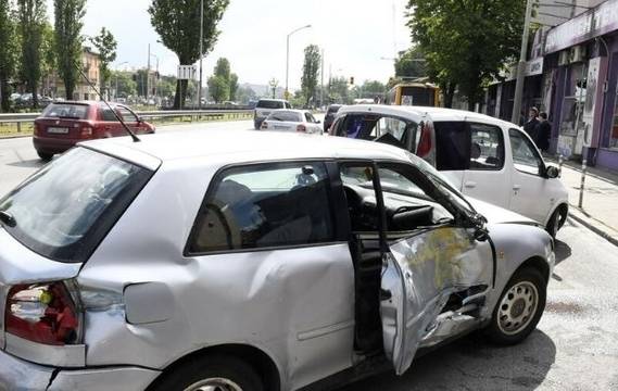 Верижна катастрофа между тролей и 6 коли задръсти столично кръстовище (СНИМКА)